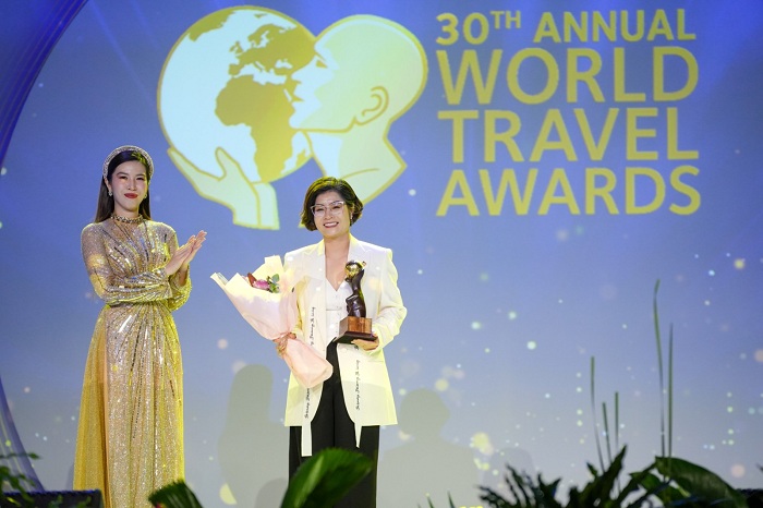 Đại diện lãnh đạo Sun Group nhận giải thưởng tại Lễ trao giải WTA khu vực châu Á - châu Đại Dương